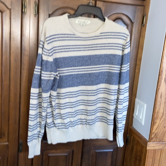 Lightweight sweater minimal wear, tag removed - Picture 5 of 6